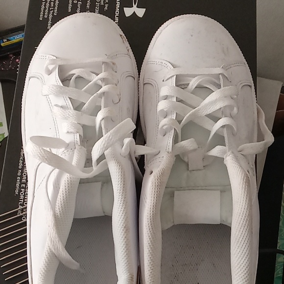 White Low cut Nike shoes - Picture 2 of 3